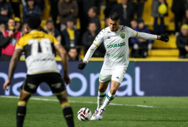 Cuiabá x Volta Redonda ao vivo: onde assistir, escalações e tudo sobre o duelo da Série B 2025. Imagem: AssCom Dourado