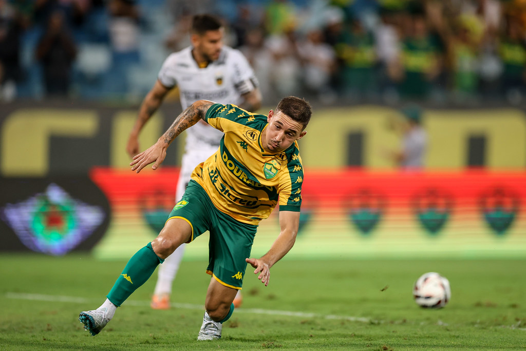 Lance de Cuiabá x Volta Redonda. Imagem: AssCom Dourado