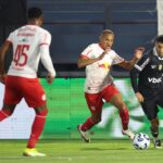 Botafogo x Red Bull Bragantino: Onde assistir, escalações e desfalques pela 22ª rodada do Brasileirão. Imagem: Vitor Silva/BFR