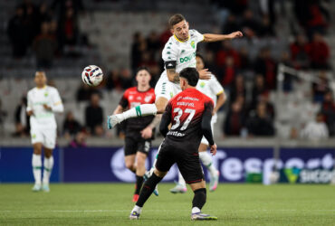Lance do jogo entre Athletico x Cuiabá. Imagem: AssCom Dourado