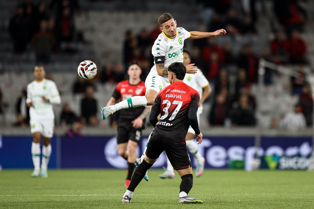 Lance do jogo entre Athletico x Cuiabá. Imagem: AssCom Dourado