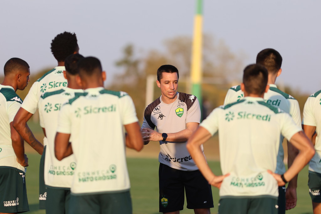 Cuiabá x Atlético-GO: onde assistir, escalações e tudo sobre o jogo da Série B. Imagem: AssCom Dourado