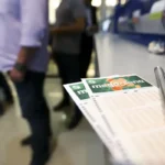 Apostadores fazem fila em casa lotérica. A Caixa Econômica Federal sorteia hoje (08) as seis dezenas do concurso 2.149 da Mega-Sena acumulada, que deve pagar um prêmio de R$ 170 milhões.