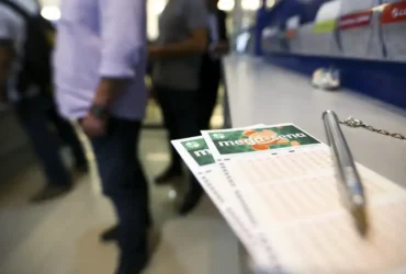 Apostadores fazem fila em casa lotérica. A Caixa Econômica Federal sorteia hoje (08) as seis dezenas do concurso 2.149 da Mega-Sena acumulada, que deve pagar um prêmio de R$ 170 milhões.