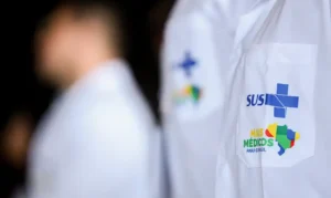 Cubanos seguem no Mais Médicos apesar de críticas dos EUA