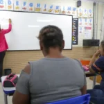 02/04/2024 - Com menor taxa de analfabetismo do país, DF é referência em educação. Centro Educacional 2 de Taguatinga. Na foto adultos assistem aula dentro da sala da aula, Escola. Foto: Geovana Albuq