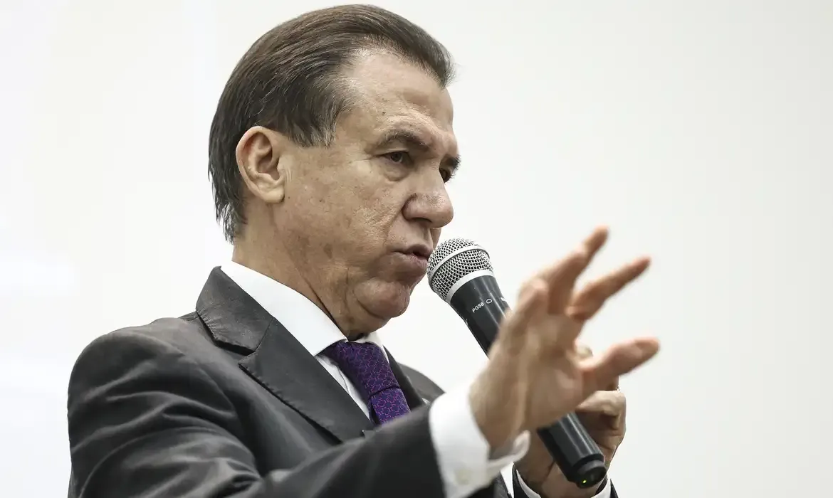 Ministro do Trabalho diz que Brasil não deve se desesperar com tarifaço dos EUA