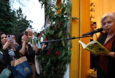 Paraty (RJ), 31/07/2025 - A poeta Alice Ruiz participa da homenagem a Paulo Leminski na Casa Toda Poesia da Companhia das Letras durante a 23ª Festa Literária Internacional de Paraty. Foto: Rovena Ros