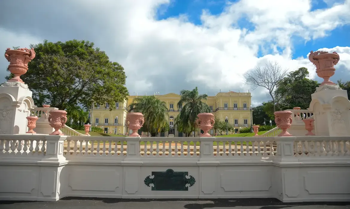 Museu Nacional reabre parcialmente e mostra reconstrução após incêndio