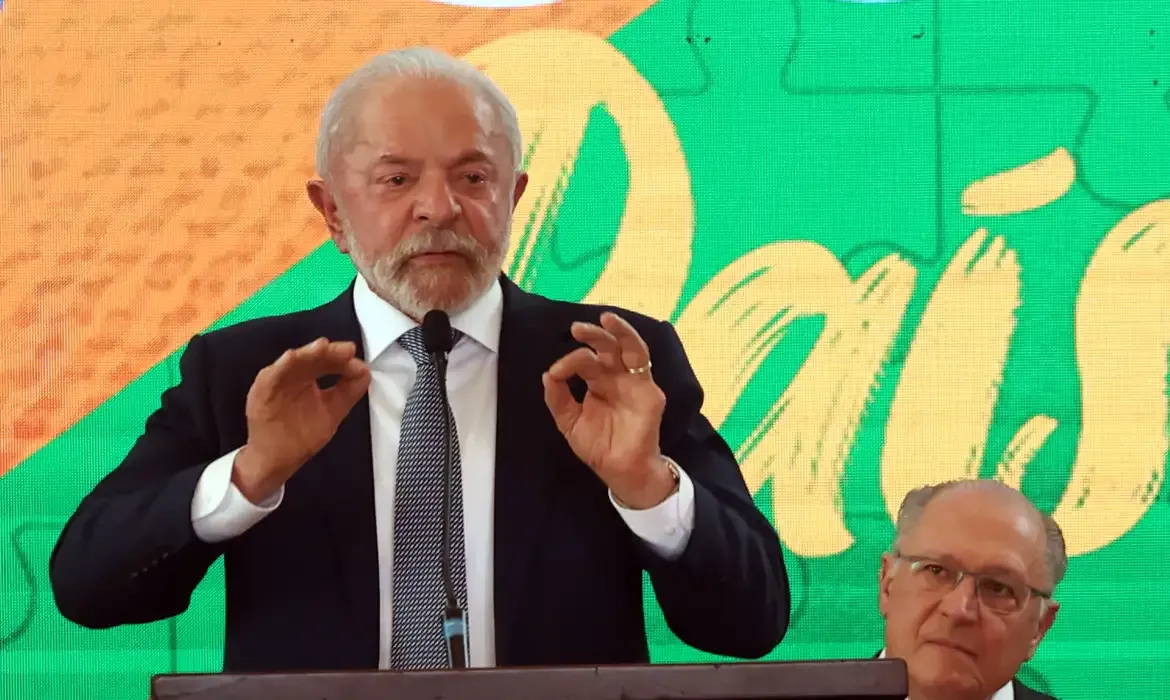 Lula anuncia envio de projeto para regulamentar redes sociais no congresso