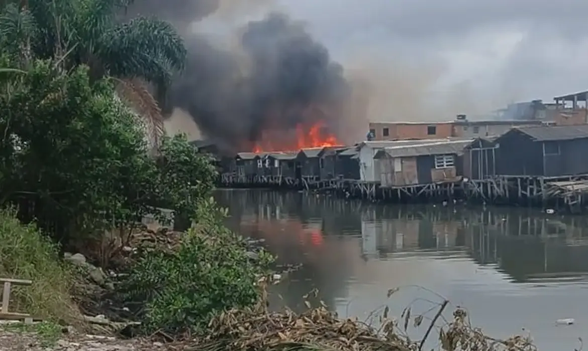 Incêndio atinge comunidade em Santos e deixa feridos