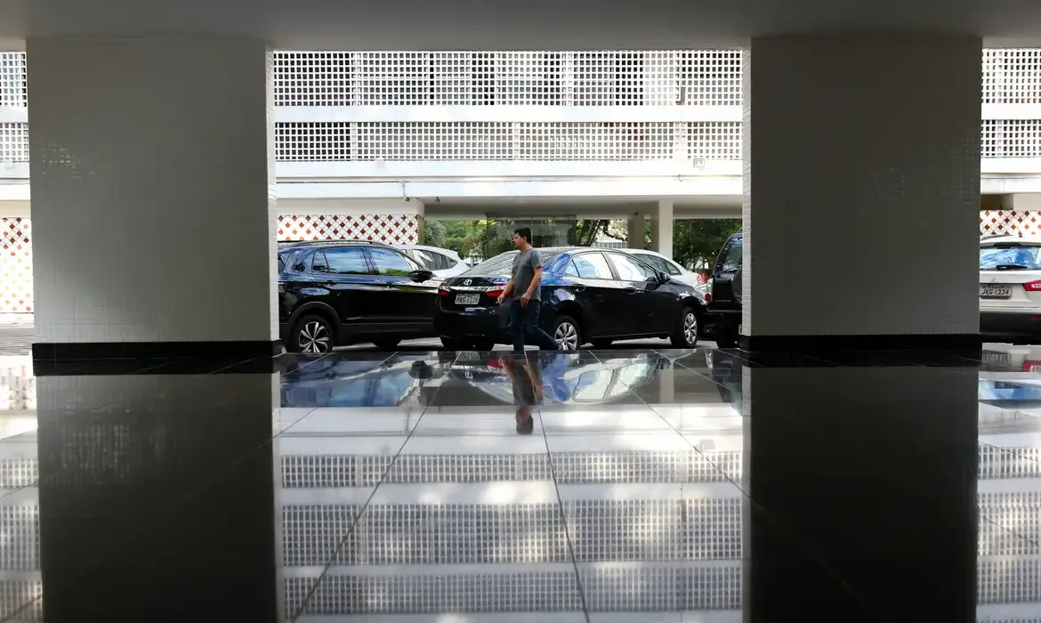 Proporção de brasileiros que moram sozinhos cresce e atinge 18,6% dos lares