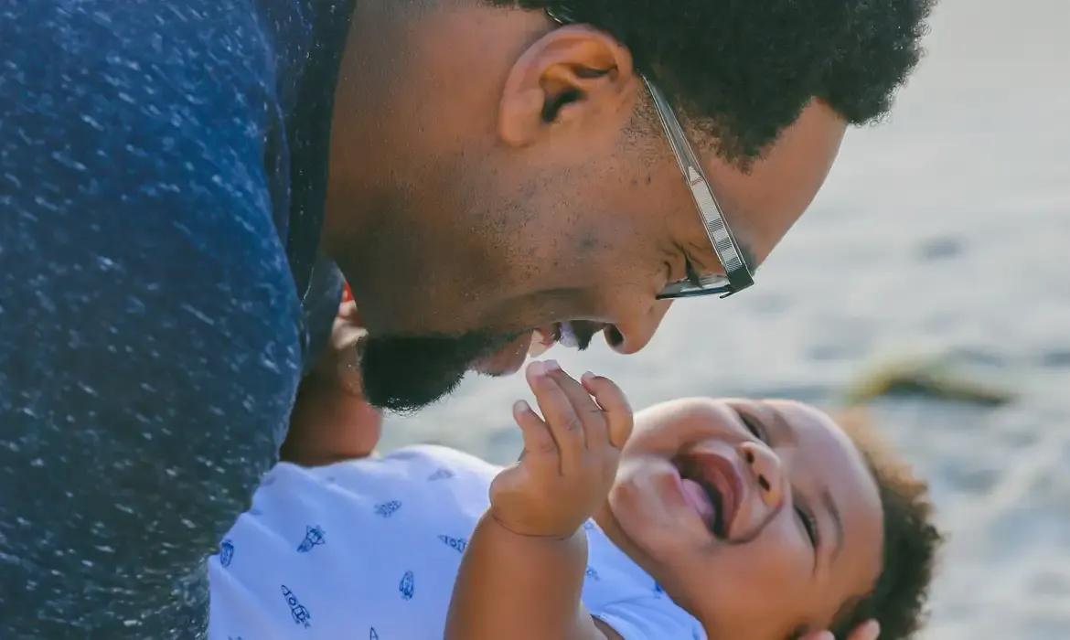 13/08/2023, Pesquisa mostra que paternidade é desafio para homens negros. Foto: Kingofkings_LJ/ Pixabay