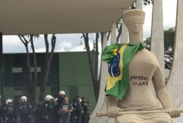 Moraes mantém condenação de mulher que pichou estátua no 8 de Janeiro