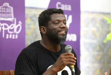 Salvador (BA), 09/08/2025 - O escritor marfinense GauZ' fala sobre seu primeiro livro De pé, tá pago na mesa Com a palavra o escritor na Casa Motiva durante a Festa Literária Internacional do Pelourin
