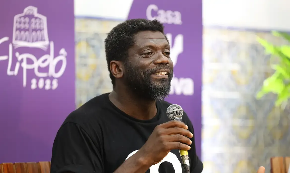 Salvador (BA), 09/08/2025 - O escritor marfinense GauZ' fala sobre seu primeiro livro De pé, tá pago na mesa Com a palavra o escritor na Casa Motiva durante a Festa Literária Internacional do Pelourin