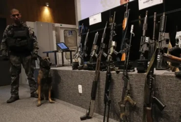 Operação conjunta das polícias Civil e Militar no Complexo da Maré, apreende fuzis e munição em paiol do tráfico de drogas.