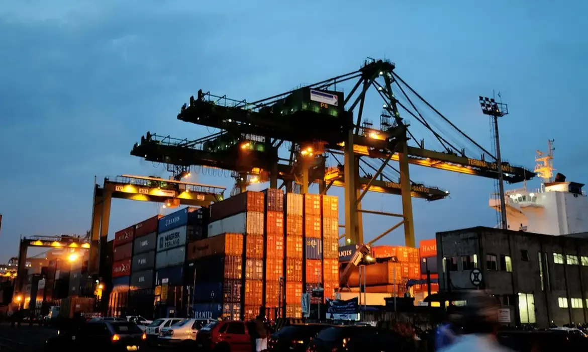 Exportações recuam e indústria prevê queda no emprego e nos investimentos