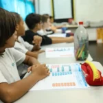 Alfabetização deve ser prioridade política para garantir avanços, alerta especialista