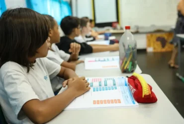 Alfabetização deve ser prioridade política para garantir avanços, alerta especialista