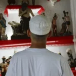 São Gonçalo (RJ), 13/11/2023 - Samuel da Costa, 17 anos, é líder do Grupo Jovem Bala e Pimenta na Tenda Espírita São Lázaro, um terreiro de Umbanda Omolokô, no bairro Pita. Foto: Fernando Frazão/Agênc