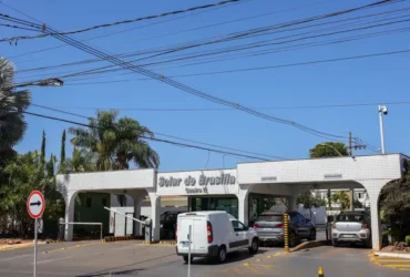Brasília (DF) 07/08/2025 Fachada do condomínio Solar de Brasília, onde mora e cumpre prisão domiciliar o ex-presidente Jair Bolsonaro. Foto: Fabio Rodrigues-Pozzebom/ Agência Brasil