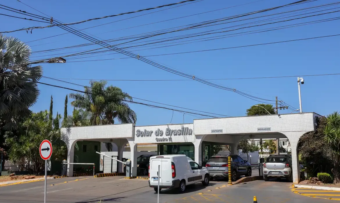 Brasília (DF) 07/08/2025 Fachada do condomínio Solar de Brasília, onde mora e cumpre prisão domiciliar o ex-presidente Jair Bolsonaro. Foto: Fabio Rodrigues-Pozzebom/ Agência Brasil