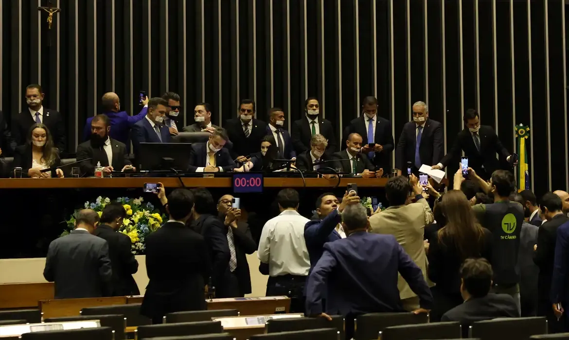 Brasília (DF), 05/08/2025 - Deputados de oposição fazem ato tampando a boca com esparadrapo durante sessão da Câmara dos Deputados. Foto: José Cruz/Agência Brasil