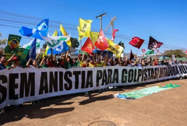 Brasília (DF), 01/08/2025 - Movimentos sindicais e sociais protestam contra medidas econômicas do governo dos EUA contra o Brasil, na frente da embaixada americana em Brasília. Foto: José Cruz/Agência