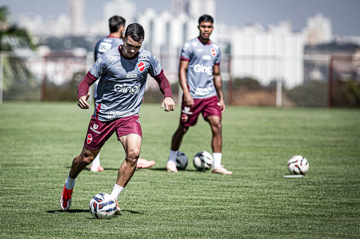 Botafogo-SP x Vila Nova: onde assistir ao vivo, escalações e análise da partida pela Série B. Imagem: @betocorreaphoto Botafogo-SP x Vila Nova: onde assistir ao vivo, escalações e análise da partida pela Série B. Imagem: @betocorreaphoto