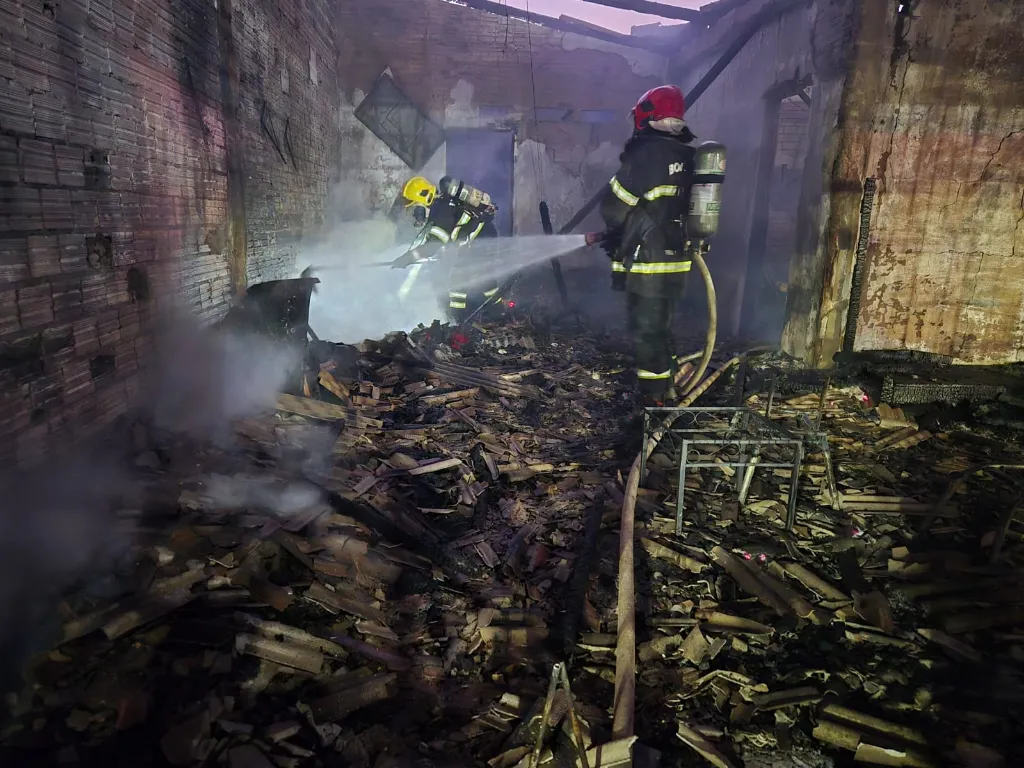 Incêndio destrói casa em Cuiabá e mobiliza Corpo de Bombeiros