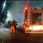 Bombeiros combatem incêndio em camionete na Avenida JK em Juína