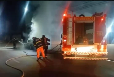 Bombeiros combatem incêndio em camionete na Avenida JK em Juína