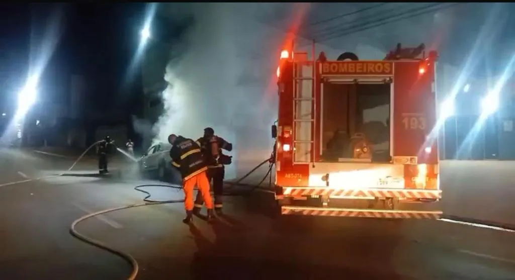 Bombeiros combatem incêndio em camionete na Avenida JK em Juína