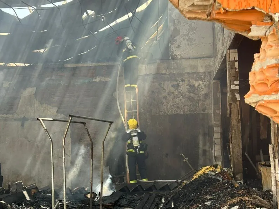 Bombeiros controlam incêndio em supermercado de Nova Monte Verde