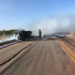 Bombeiros controlam incêndio em carreta tombada na BR-070 com 20 mil litros de água