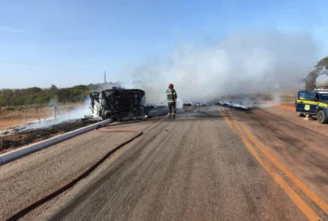 Bombeiros controlam incêndio em carreta tombada na BR-070 com 20 mil litros de água