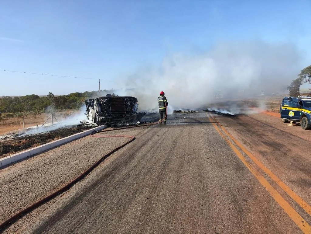 Bombeiros controlam incêndio em carreta tombada na BR-070 com 20 mil litros de água