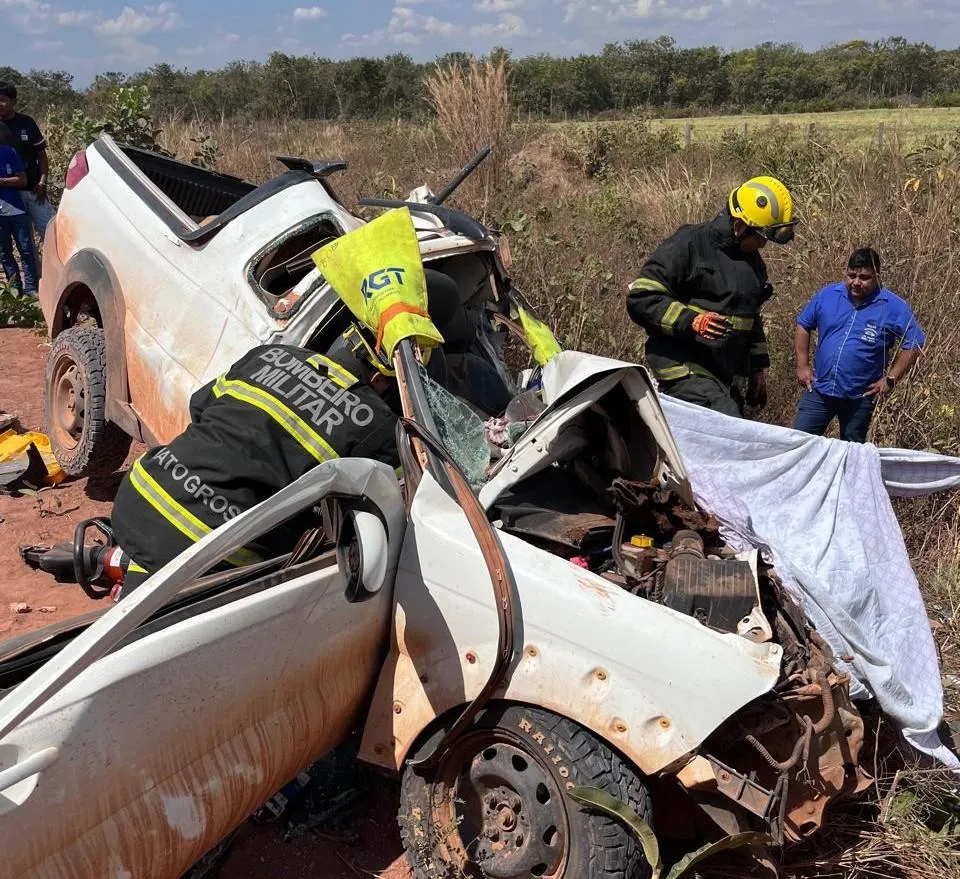 Acidente na MT-473 deixa vítima presa às ferragens após colisão frontal