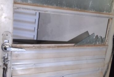 Vítima reagiu a tentativa de homicídio utilizando espingarda calibre 32; suspeitos fugiram e não foram localizados