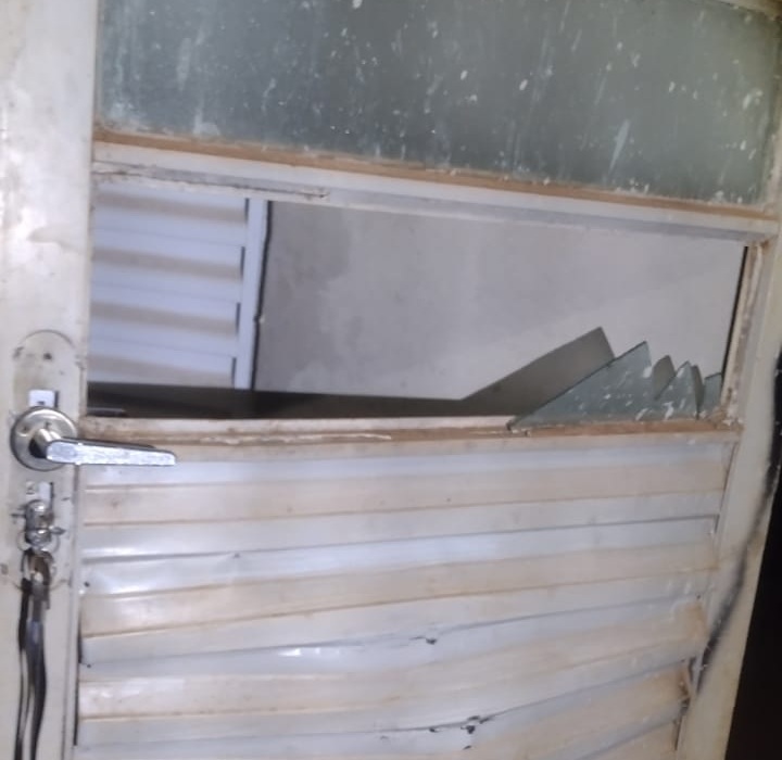 Vítima reagiu a tentativa de homicídio utilizando espingarda calibre 32; suspeitos fugiram e não foram localizados