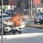 Renault Kwid incendiou após bater na traseira de uma caminhonete; ninguém ficou ferido e trânsito ficou lento durante atendimento