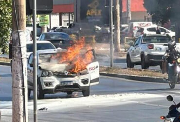 Renault Kwid incendiou após bater na traseira de uma caminhonete; ninguém ficou ferido e trânsito ficou lento durante atendimento