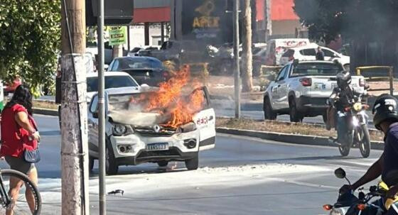 Renault Kwid incendiou após bater na traseira de uma caminhonete; ninguém ficou ferido e trânsito ficou lento durante atendimento