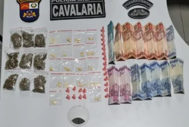 Cavalaria apreende drogas e prende três suspeitos durante feira em Juína