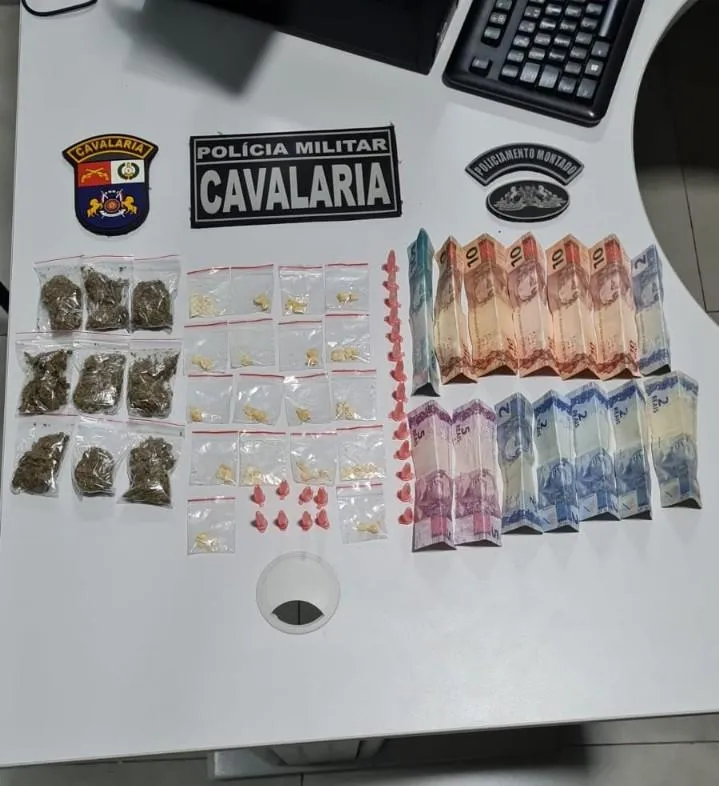 Cavalaria apreende drogas e prende três suspeitos durante feira em Juína