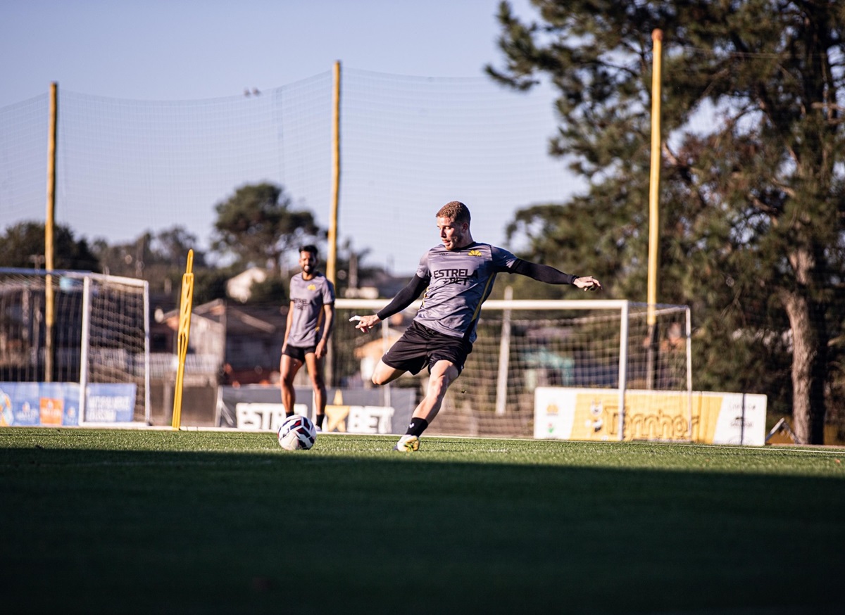 Criciúma x Novorizontino: onde assistir, escalações e análise do duelo pela Série B. Imagem: Celso da Luz João Vitor Pereira CEC