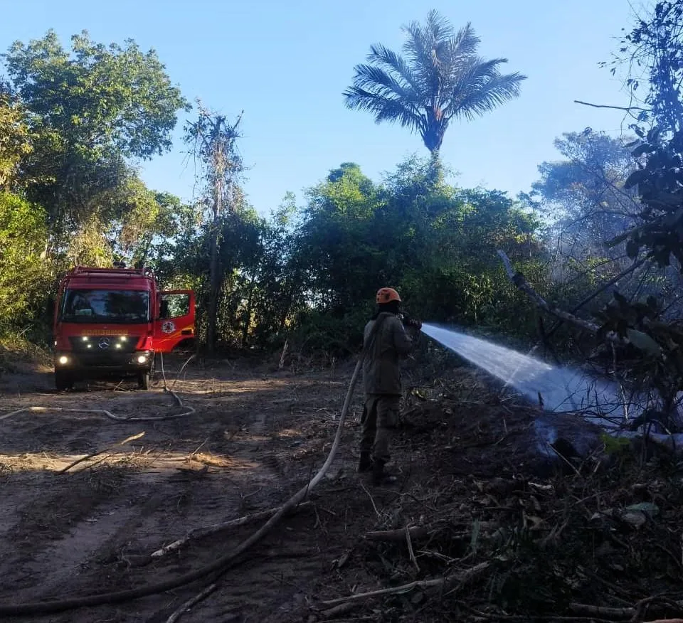 Bombeiros de Mato Grosso controlam incêndio antes que atinja residências