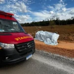 Caminhão-tanque tomba na MT-419 e causa vazamento de diesel em acidente fatal