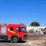 Bombeiros controlam incêndio em caminhão de gás no centro de Jaciara